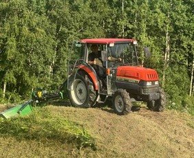 VšĮ Heide traktorius atliekant teritorijos tvarkymo darbus